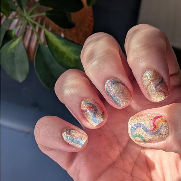 *Exclusive* Color Street: Twist & Swirl | Gold Rainbow Metallic Multicolor Blue - Picture 8 of 11